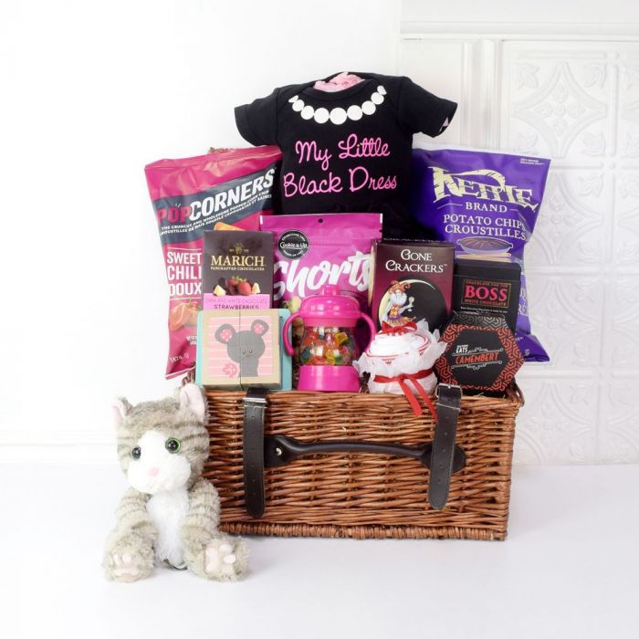 Baby Gift Basket in Wicker with Bodysuits and Snacks – how the gift is presented