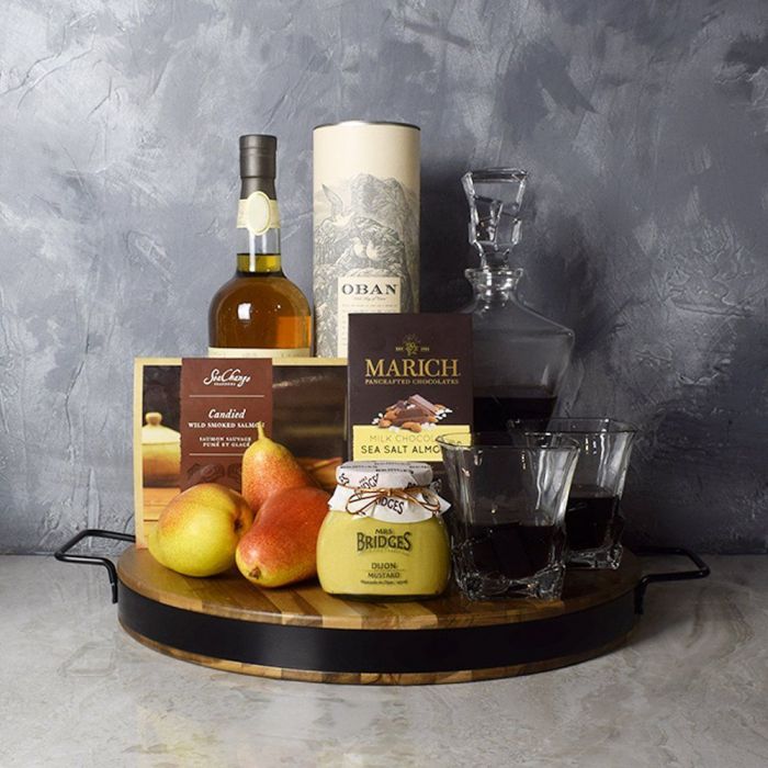 Luxury Liquor Basket with Decanter – how the gift is presented