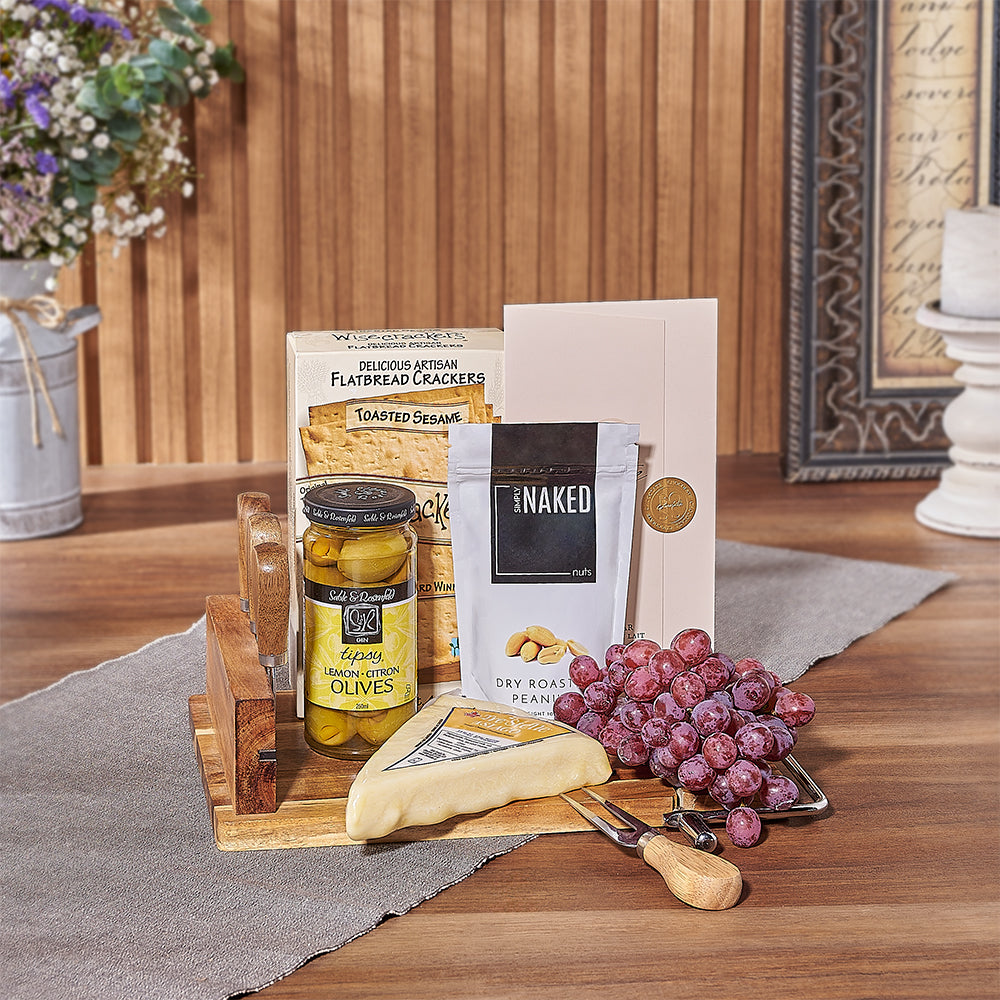 Kosher Snack Board with Acacia Cheese – how the gift is presented