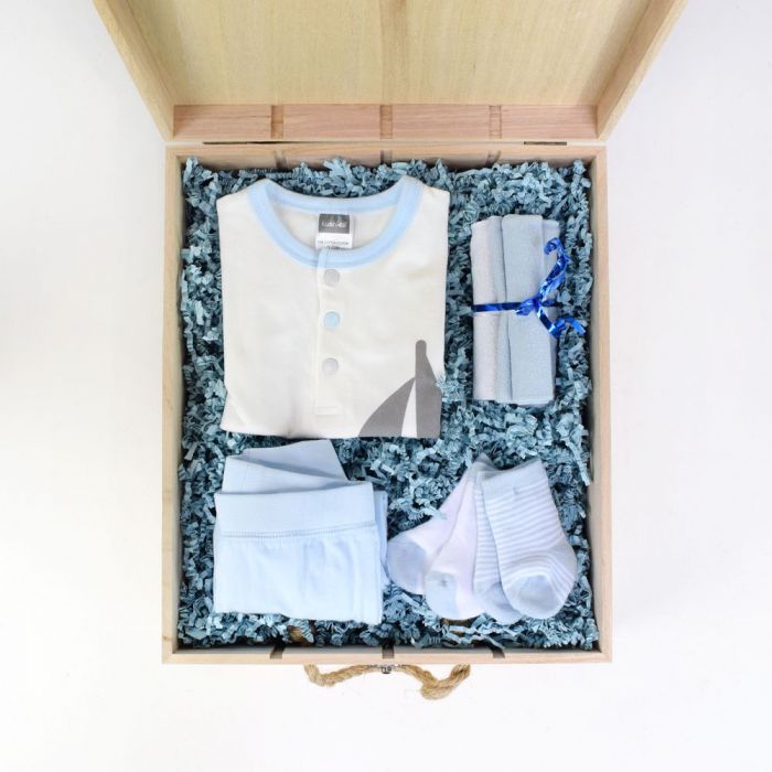 Classic Baby Gift Crate Featuring Clothing and Washcloths – gift basket with 28 x 18 x 7.2 cm, 11 x 7 x 2.8 in and kushies soft n cuddly short sleeve