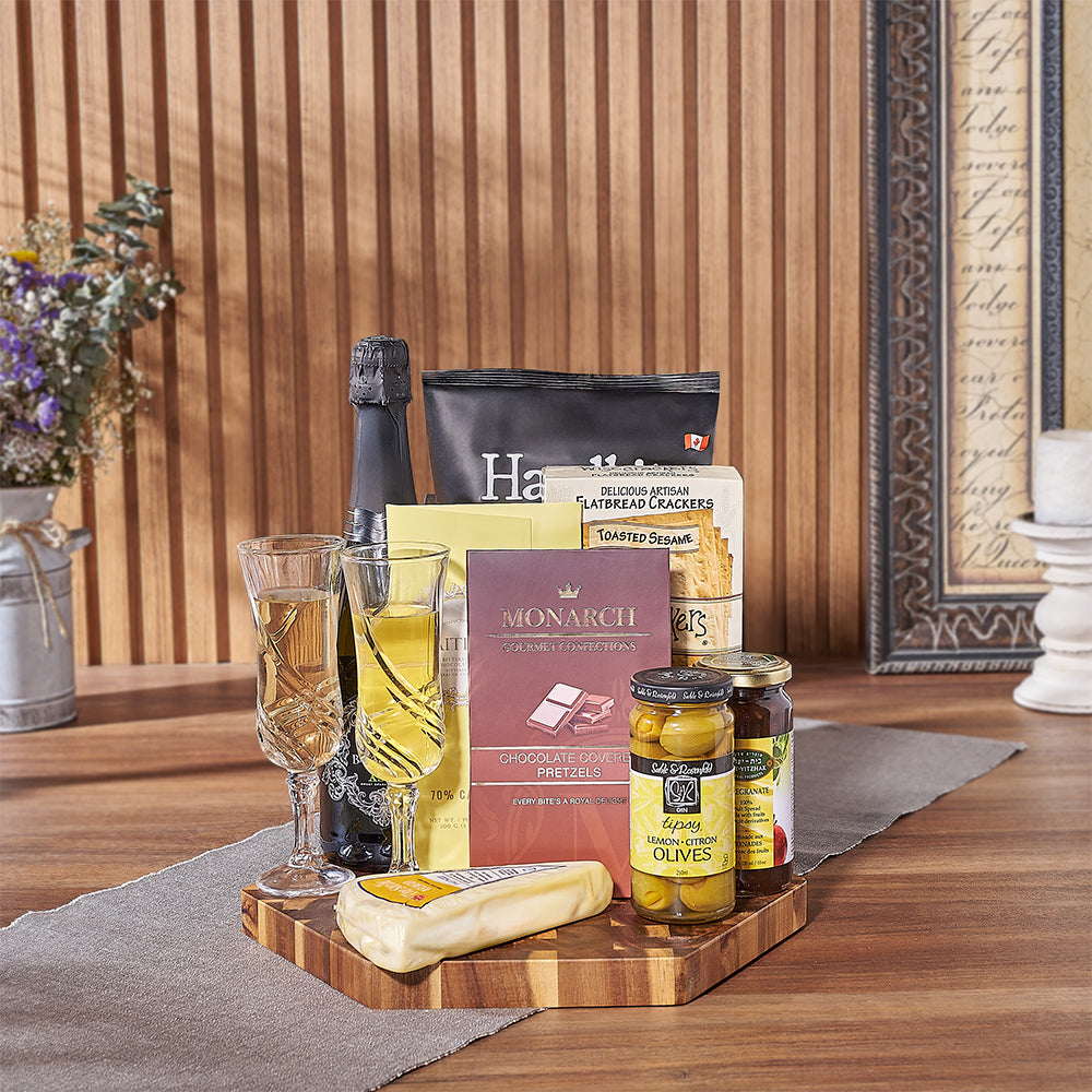 Kosher Sparkling Wine and Board Basket – how the gift is presented