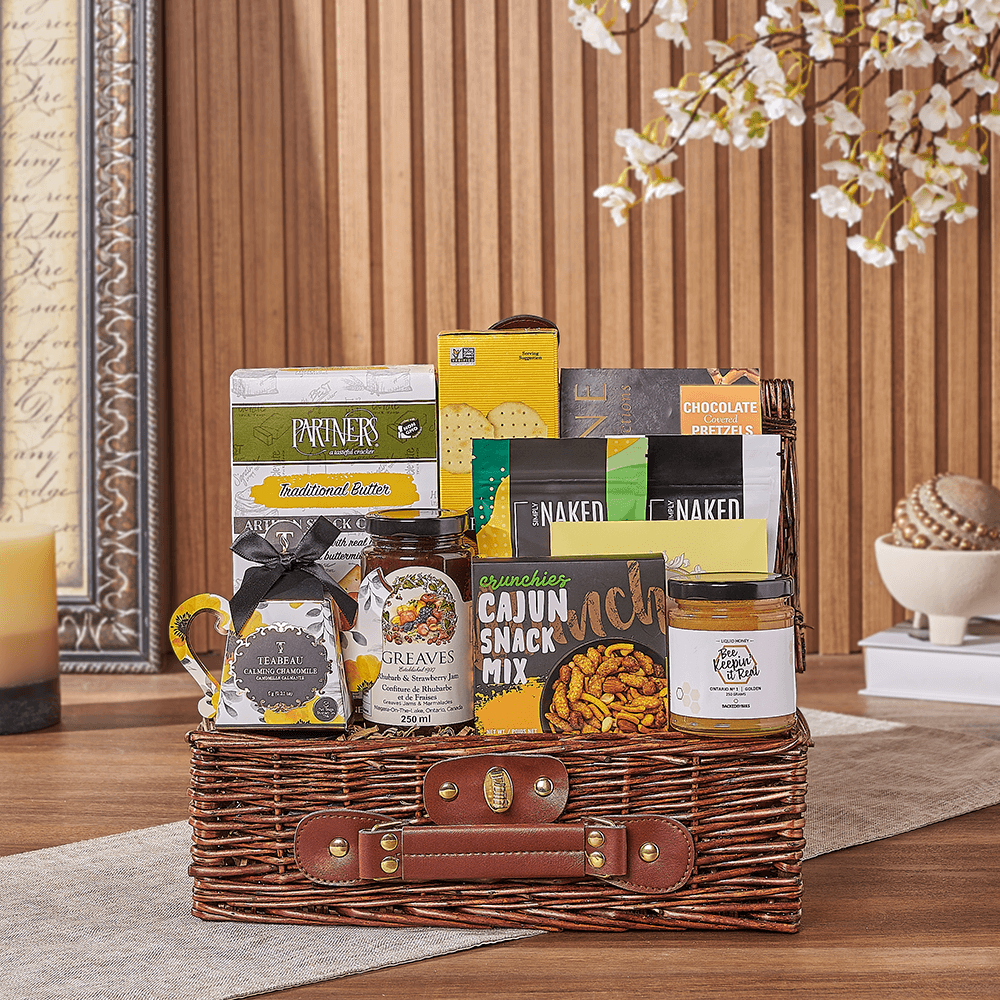 Traditional Willow Picnic Basket with Halal Gourmet Snacks – how the gift is presented
