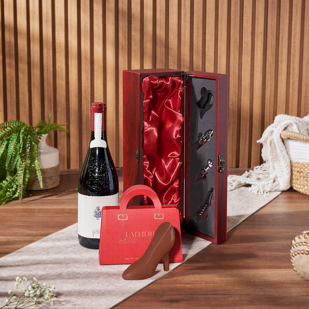 Wine Gift Box in Solid Mahogany Wood with Laitière Milk Chocolate High Heels – how the gift is presented
