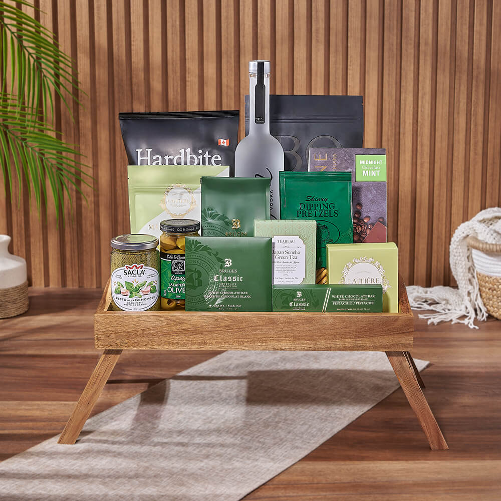 Snack Tray with Vodka Bottle – how the gift is presented